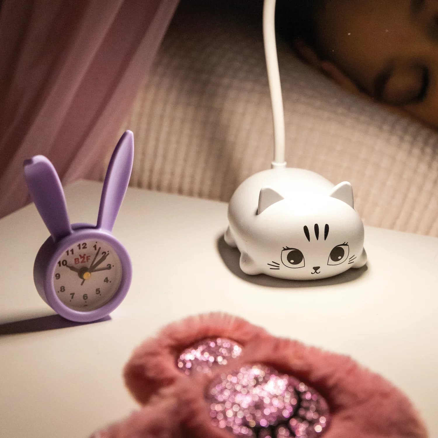 MR13269_05_RELOJ_Despertador_Conejo_Malva_B2F.jpg